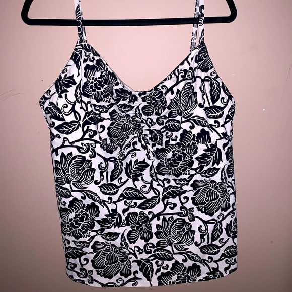 Other - Swimsuit top is super cute in excellent condition size 2X